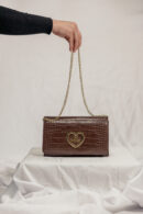 Borsa a tracolla marrone effetto coccodrillo Love Moschino