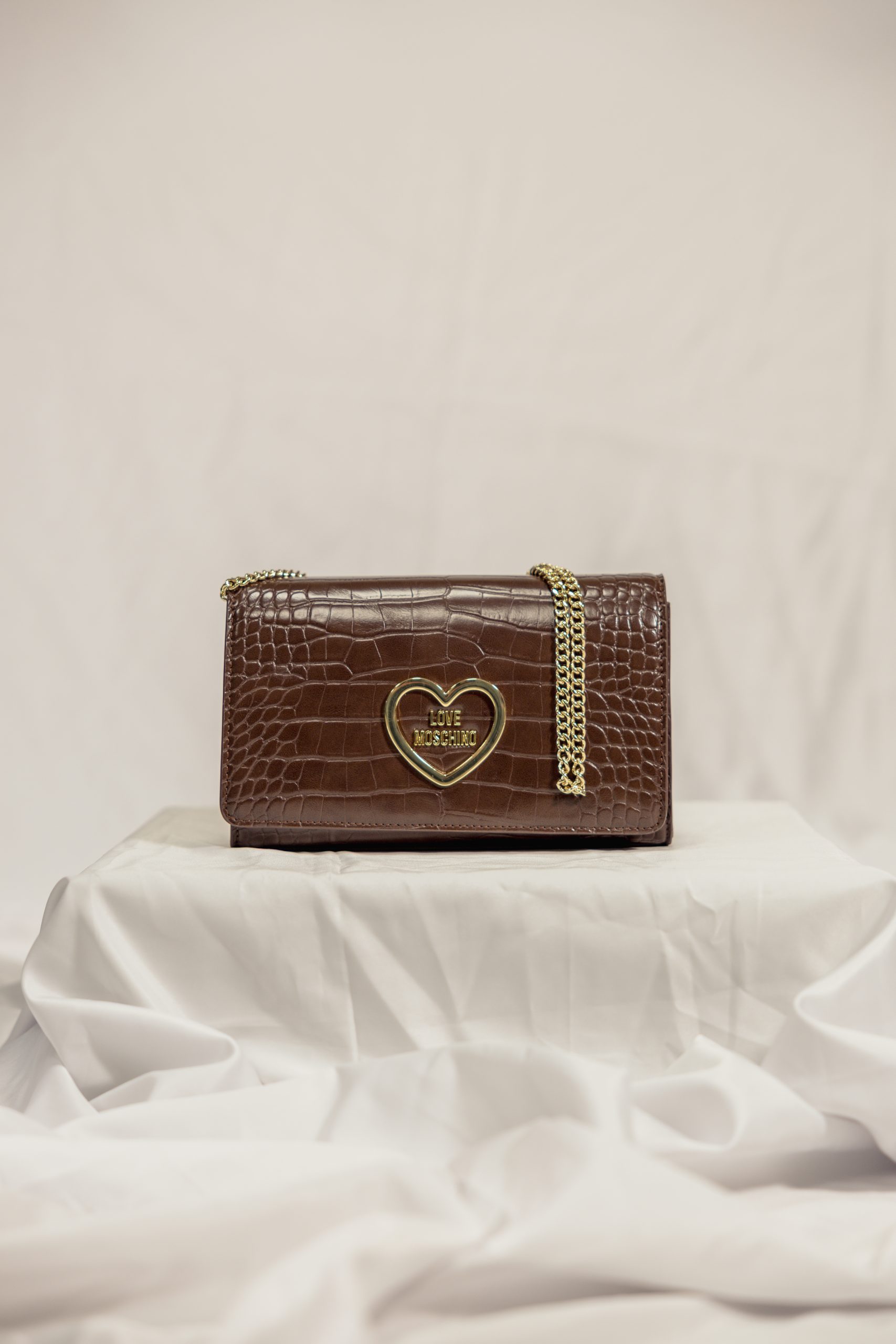 Borsa a tracolla marrone effetto coccodrillo Love Moschino