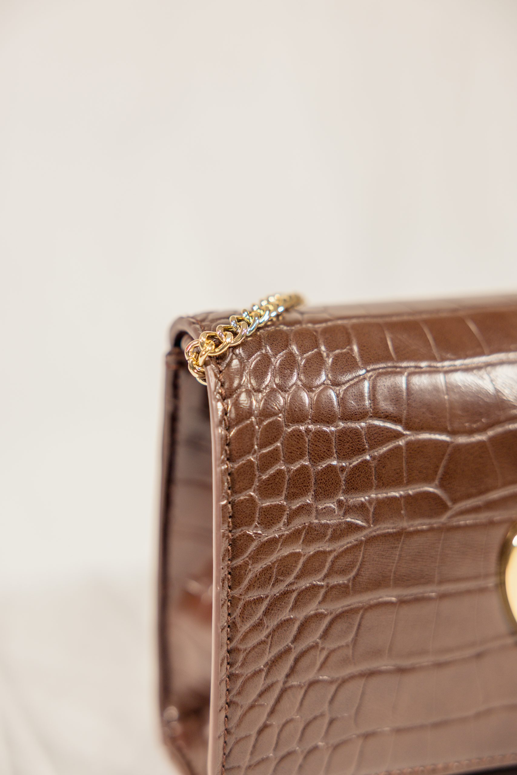 Borsa a tracolla marrone effetto coccodrillo Love Moschino