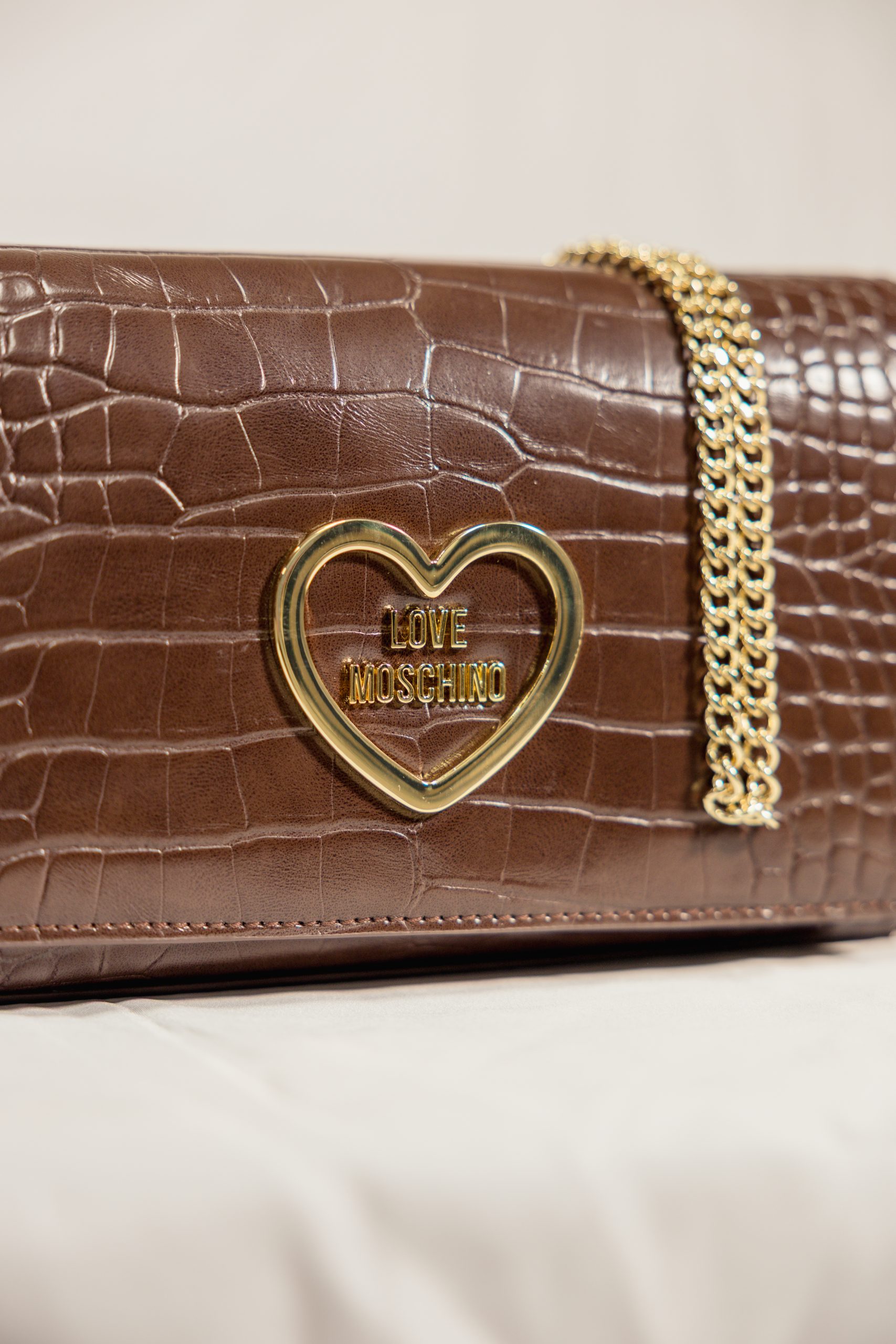 Borsa a tracolla marrone effetto coccodrillo Love Moschino