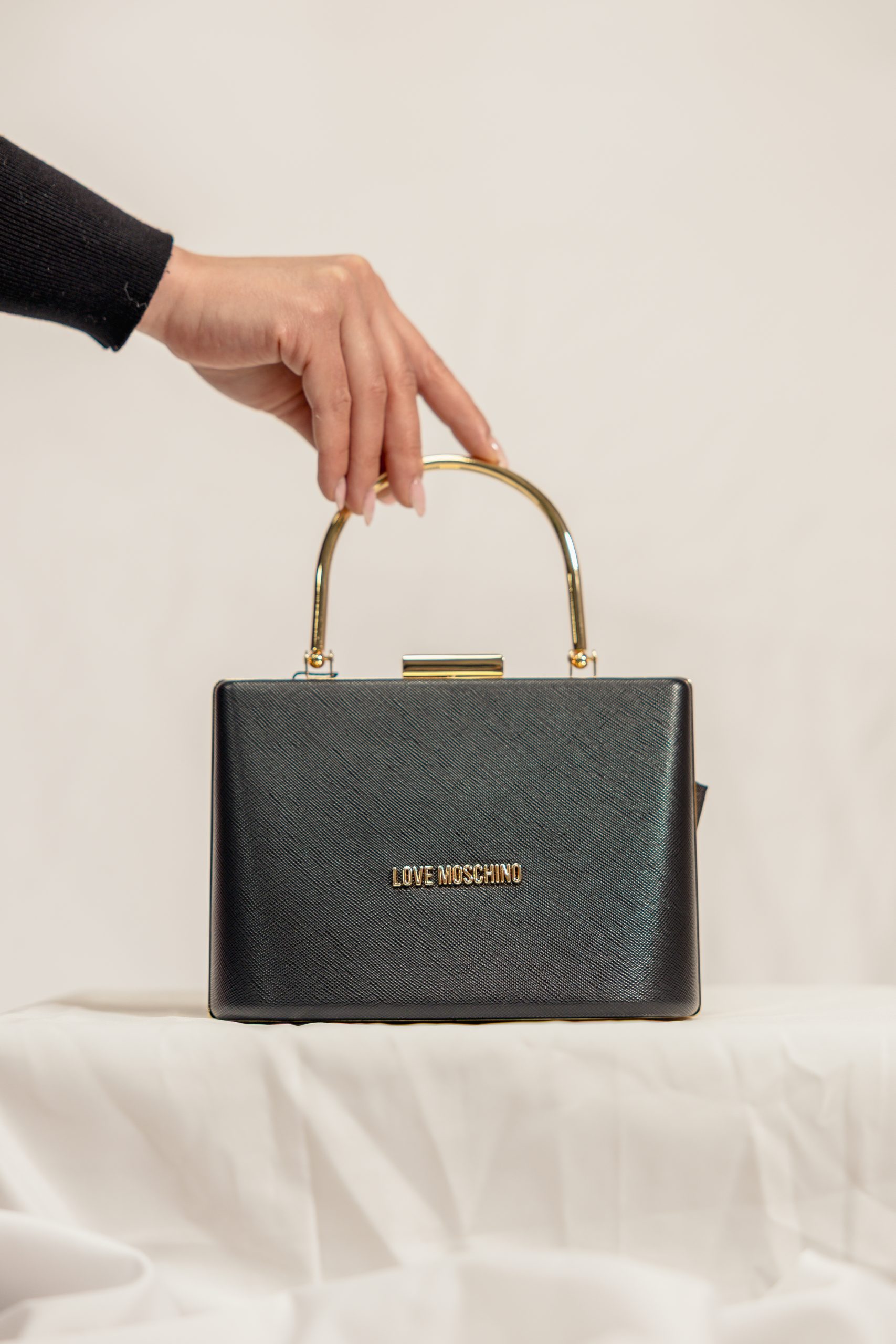 Mini borsa rigida nera con manico in metallo Love Moschino