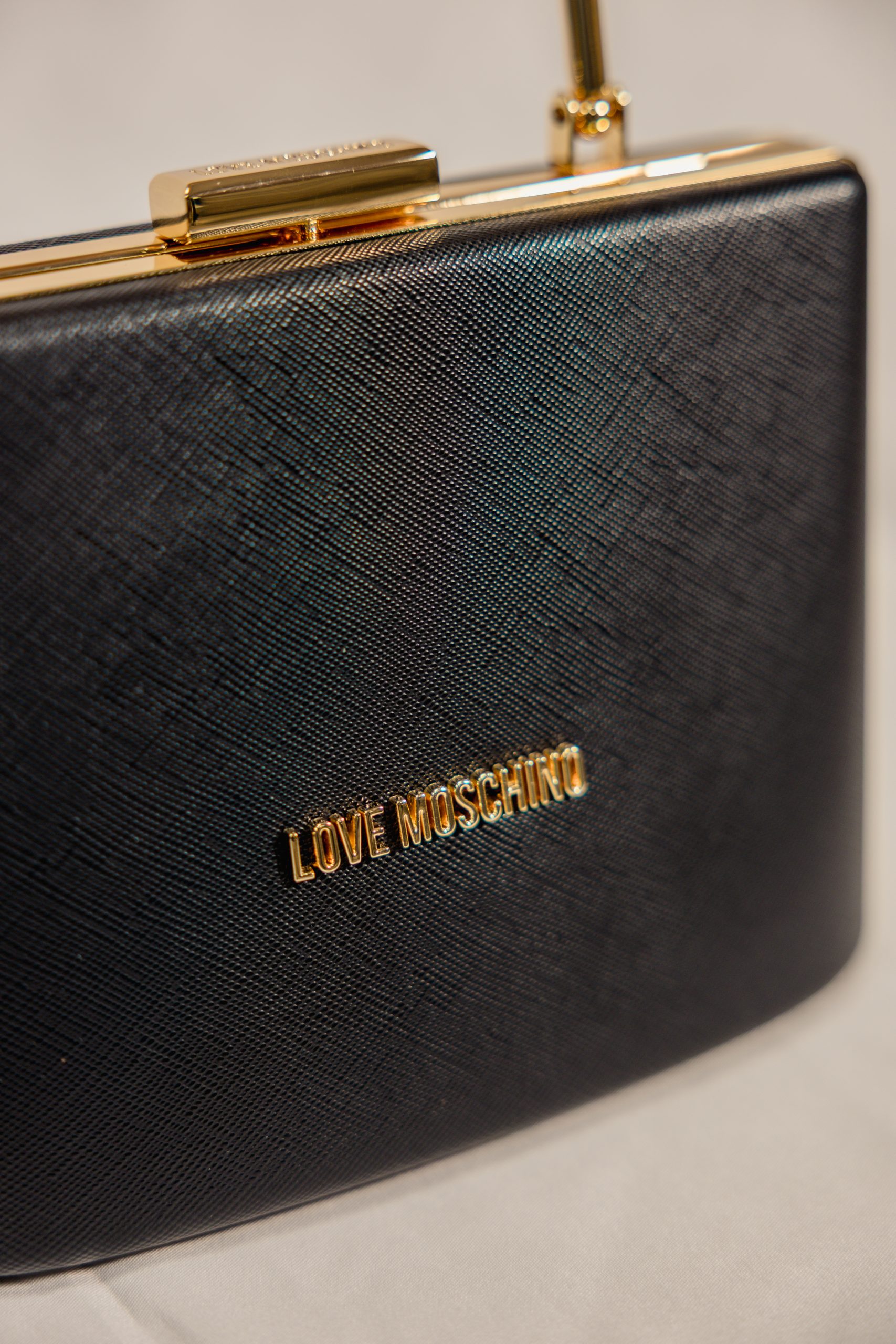 Mini borsa rigida nera con manico in metallo Love Moschino