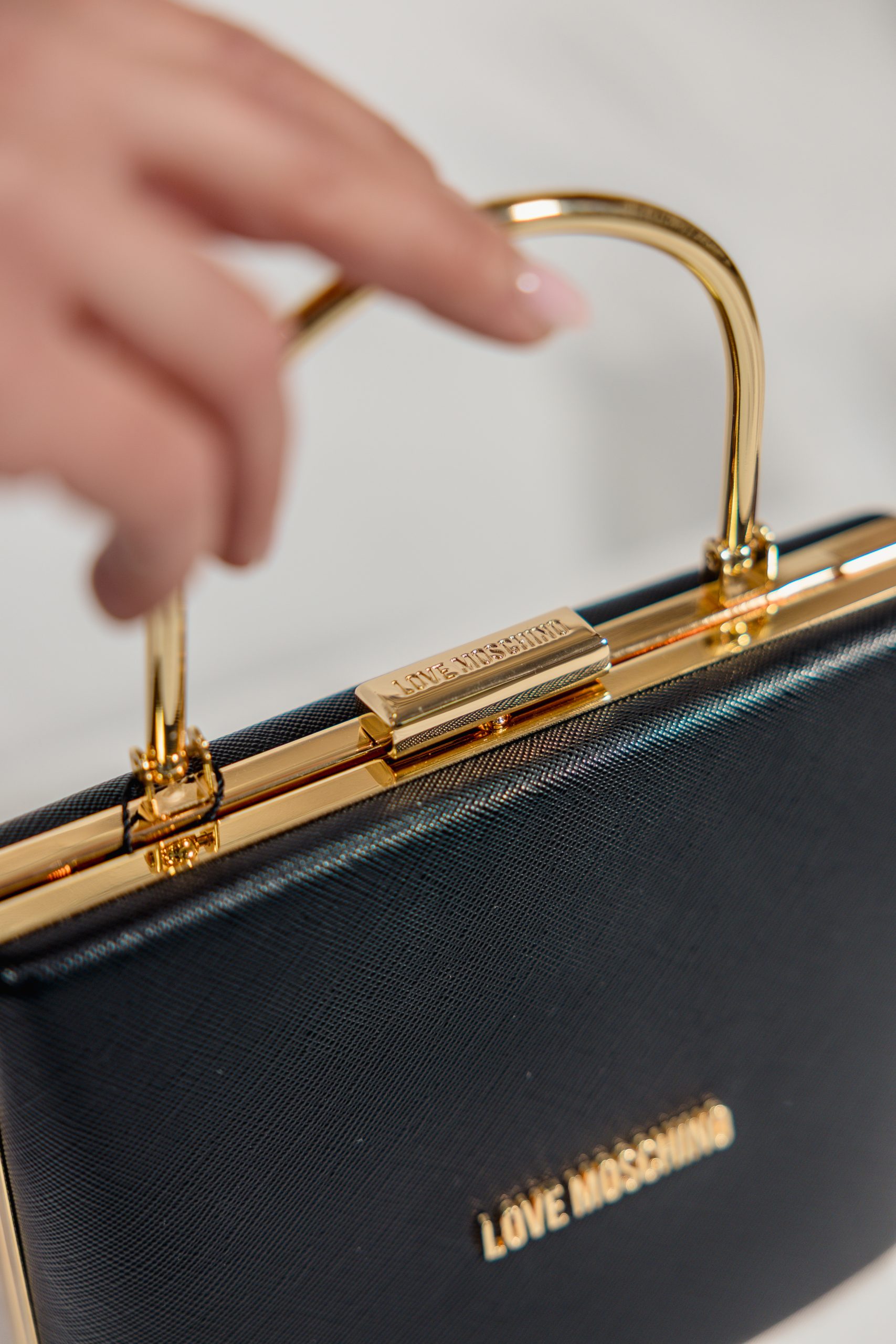 Mini borsa rigida nera con manico in metallo Love Moschino